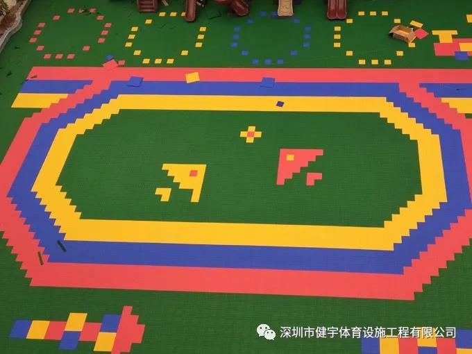 幼儿园悬浮地板施工案例_深圳市怀德第二幼儿园操场更新工程